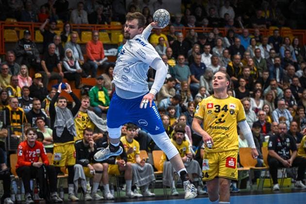 Deutschland, Handball, 2. Bundesliga, 7. Spieltag, 2025 2026, HSG Krefeld Niederrhein vs Dessau-Rosslauer HV 06, 12.10.2025, Glockenspitzhalle, Krefeld, Deutschland, Valentin Neagu (Dessau-Rosslauer HV 06, 13) im Sprungwurf Copyright: xMarkusxVerwimpx