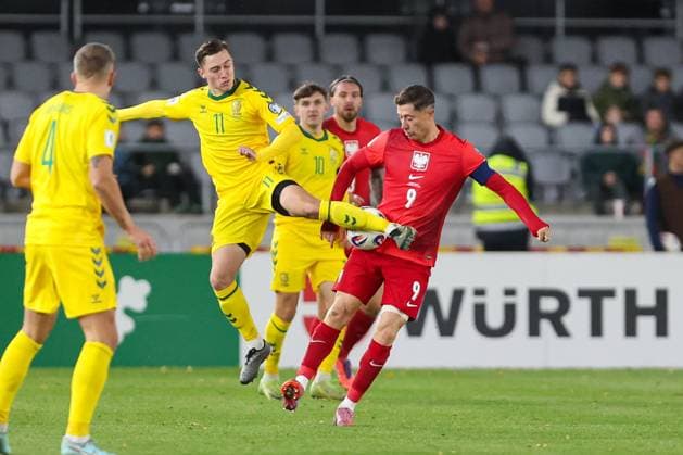 12.10.2025 Kowno. Pilka nozna. Eliminacje Mistrzostw Swiata 2026 mecz : Litwa - Polska --- Football. FIFA World Cup, WM, Weltmeisterschaft, Fussball eliminations match : Lithuania - Poland Nz Robert Lewandowski Gratas Sirgedas Fot. Igor Jakubowski Arena Akcji NEWSPIX.PL --- newspix.pl POLAND OUT! 