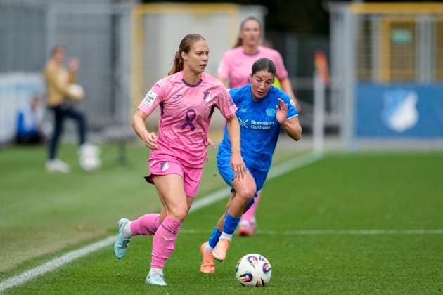 v.li.: Jamilla Sofia Rankin (TSG, 5), Ruby Grant (B04, 22), Zweikampf, Spielszene, Duell, duel, tackle, tackling, Dynamik, Action, Aktion, 12.10.2025, Sinsheim (Hoffenheim) (Deutschland), Fussball, Google Pixel Frauen-Bundesliga, TSG 1899 Hoffenheim - Bayer 04 Leverkusen, DFB DFL REGULATIONS PROHIBIT ANY USE OF PHOTOGRAPHS AS IMAGE SEQUENCES AND OR QUASI-VIDEO.