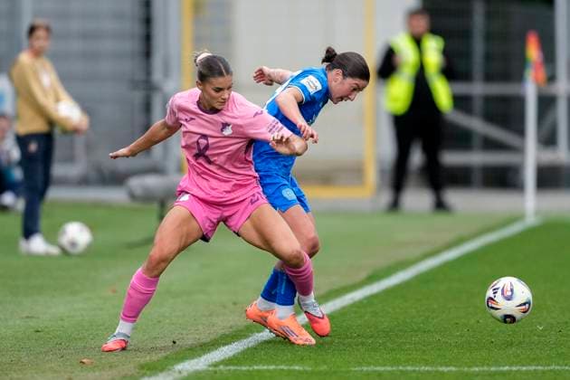 v.li.: Selina Cerci (TSG, 29), Ruby Grant (B04, 22), Zweikampf, Spielszene, Duell, duel, tackle, tackling, Dynamik, Action, Aktion, 12.10.2025, Sinsheim (Hoffenheim) (Deutschland), Fussball, Google Pixel Frauen-Bundesliga, TSG 1899 Hoffenheim - Bayer 04 Leverkusen, DFB DFL REGULATIONS PROHIBIT ANY USE OF PHOTOGRAPHS AS IMAGE SEQUENCES AND OR QUASI-VIDEO.