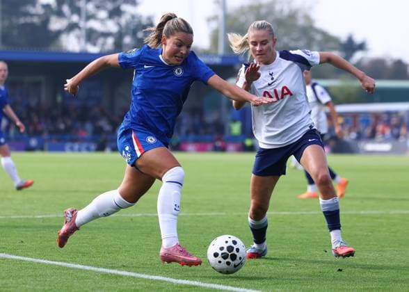 Kington Upon Thames, England, 12th October 2025. Johanna Rytting Kaneryd of Chelsea Amanda Nilden of Tottenham Hotspur challenge for the ball during the Chelsea Women vs Tottenham Women Barclays Women s Super League match at Kingsmeadow, Kington Upon Thames. Picture credit should read: Paul Terry Sportimage EDITORIAL USE ONLY. No use with unauthorised audio, video, data, fixture lists, club league logos or live services. Online in-match use limited to 120 images, no video emulation. No use in betting, games or single club league player publications. SPI_125_PT_Chelsea_W_Spurs_W SPI-4209-0124