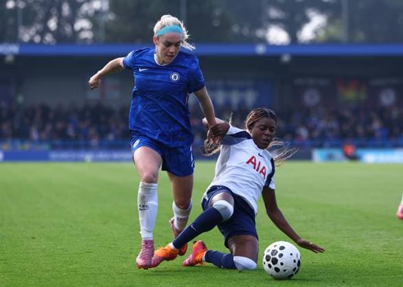 Kington Upon Thames, England, 12th October 2025. Ellie Carpenter of Chelsea and Jessica Naz of Tottenham Hotspur challenge for the ball during the Chelsea Women vs Tottenham Women Barclays Women s Super League match at Kingsmeadow, Kington Upon Thames. Picture credit should read: Paul Terry Sportimage EDITORIAL USE ONLY. No use with unauthorised audio, video, data, fixture lists, club league logos or live services. Online in-match use limited to 120 images, no video emulation. No use in betting, games or single club league player publications. SPI_127_PT_Chelsea_W_Spurs_W SPI-4209-0126