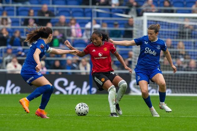 Hill Dickinson Stadium, Liverpool, England, Sunday 12th October 2025 Jayde Riviere (14 Manchester United, ManU turns away from the pressure of Hayley Ladd (16 Everton). Everton v Manchester United, Womens Super League, Hill Dickinson Stadium, Liverpool, England, 12th October 2025. (Sean Walsh SPP) Copyright: xSeanxWalshx xSPPx spp-en-SeWa-2O8A2717