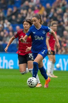 Hill Dickinson Stadium, Liverpool, England, Sunday 12th October 2025 Claire Wheeler (7 Everton) on the ball followed by Hinata Miyazama (20 Manchester United, ManU . Everton v Manchester United, Womens Super League, Hill Dickinson Stadium, Liverpool, England, 12th October 2025. (Sean Walsh SPP) Copyright: xSeanxWalshx xSPPx spp-en-SeWa-2O8A2538