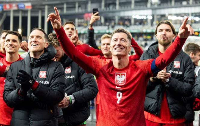 12th October 2025; Dariaus ir Gir& x117;no stadionas, Kaunas, Lithuania; FIFA World Cup, WM, Weltmeisterschaft, Fussball Qualifying Group G International Football, Lithuania versus Poland; Piotr Zielinski (POL) and Robert Lewandowski (POL) celebrate with the fans after the match  FotoxOlimpik