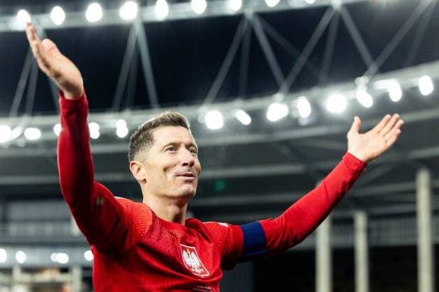 12th October 2025; Dariaus ir Gir& x117;no stadionas, Kaunas, Lithuania; FIFA World Cup, WM, Weltmeisterschaft, Fussball Qualifying Group G International Football, Lithuania versus Poland; Robert Lewandowski (POL) celebrates with the fans after the match  FotoxOlimpik