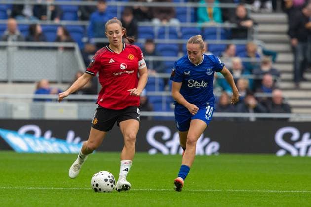 Hill Dickinson Stadium, Liverpool, England, Sunday 12th October 2025 Maya Le Tissier (4 Manchester United, ManU plays the ball into midfield. Everton v Manchester United, Womens Super League, Hill Dickinson Stadium, Liverpool, England, 12th October 2025. (Sean Walsh SPP) Copyright: xSeanxWalshx xSPPx Sportspressphoto_SPR41905