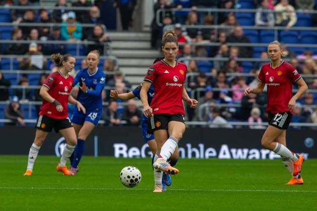 Hill Dickinson Stadium, Liverpool, England, Sunday 12th October 2025 Dominique Janssen (17 Manchester United, ManU plays the ball backwards into her half. Everton v Manchester United, Womens Super League, Hill Dickinson Stadium, Liverpool, England, 12th October 2025. (Sean Walsh SPP) Copyright: xSeanxWalshx xSPPx spp-en-SeWa-2O8A2231