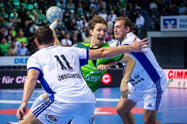 12.10.2025, xovx, Handball Daikin Handball Bundesliga, HSG Wetzlar - HSV Hamburg v.l. Nicolaj Jörgensen (HSV Hamburg), Justin Müller (HSG Wetzlar), Niklas Weller (HSV Hamburg) Wetzlar Buderus-Arena Hessen Deutschland (DE)