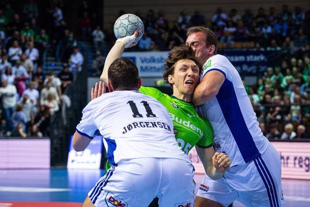 12.10.2025, xovx, Handball Daikin Handball Bundesliga, HSG Wetzlar - HSV Hamburg v.l. Nicolaj Jörgensen (HSV Hamburg), Justin Müller (HSG Wetzlar), Niklas Weller (HSV Hamburg) Wetzlar Buderus-Arena Hessen Deutschland (DE)