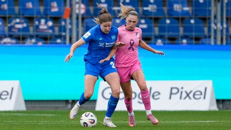 v.li.: Lilla Turanyi (B04, 24), Jill Janssens (TSG, 9), Zweikampf, Spielszene, Duell, duel, tackle, tackling, Dynamik, Action, Aktion, 12.10.2025, Sinsheim (Hoffenheim) (Deutschland), Fussball, Google Pixel Frauen-Bundesliga, TSG 1899 Hoffenheim - Bayer 04 Leverkusen, DFB DFL REGULATIONS PROHIBIT ANY USE OF PHOTOGRAPHS AS IMAGE SEQUENCES AND OR QUASI-VIDEO.