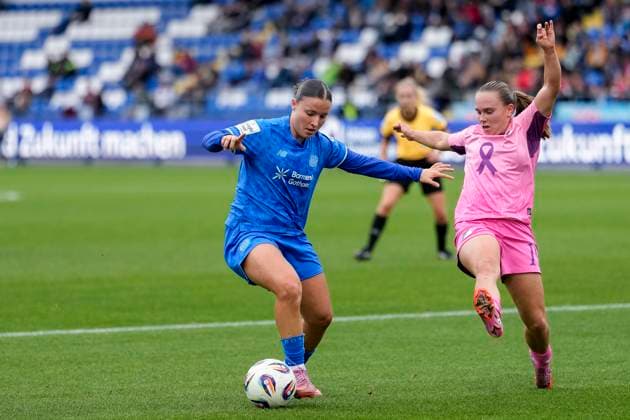 v.li.: Estrella Merino Gonzalez (B04, 10), Marie Steiner (TSG, 19), Zweikampf, Spielszene, Duell, duel, tackle, tackling, Dynamik, Action, Aktion, 12.10.2025, Sinsheim (Hoffenheim) (Deutschland), Fussball, Google Pixel Frauen-Bundesliga, TSG 1899 Hoffenheim - Bayer 04 Leverkusen, DFB DFL REGULATIONS PROHIBIT ANY USE OF PHOTOGRAPHS AS IMAGE SEQUENCES AND OR QUASI-VIDEO.