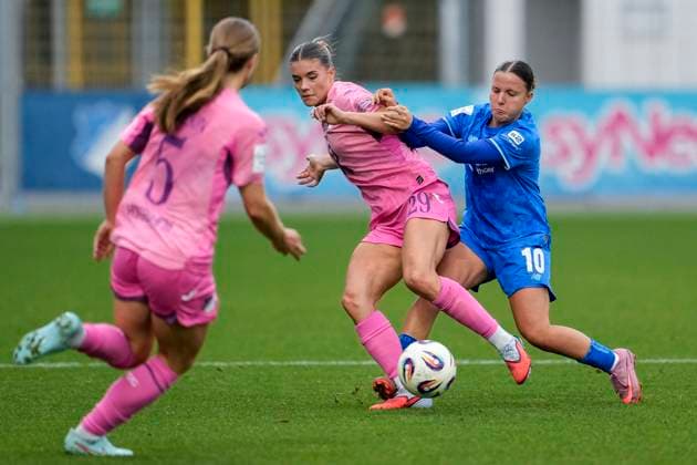 v.li.: Jamilla Sofia Rankin (TSG, 5), Selina Cerci (TSG, 29), Estrella Merino Gonzalez (B04, 10), Zweikampf, Spielszene, Duell, duel, tackle, tackling, Dynamik, Action, Aktion, 12.10.2025, Sinsheim (Hoffenheim) (Deutschland), Fussball, Google Pixel Frauen-Bundesliga, TSG 1899 Hoffenheim - Bayer 04 Leverkusen, DFB DFL REGULATIONS PROHIBIT ANY USE OF PHOTOGRAPHS AS IMAGE SEQUENCES AND OR QUASI-VIDEO.