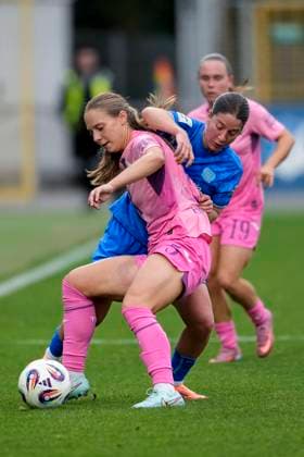 v.li.: Jamilla Sofia Rankin (TSG, 5), Ruby Grant (B04, 22), Zweikampf, Spielszene, Duell, duel, tackle, tackling, Dynamik, Action, Aktion, 12.10.2025, Sinsheim (Hoffenheim) (Deutschland), Fussball, Google Pixel Frauen-Bundesliga, TSG 1899 Hoffenheim - Bayer 04 Leverkusen, DFB DFL REGULATIONS PROHIBIT ANY USE OF PHOTOGRAPHS AS IMAGE SEQUENCES AND OR QUASI-VIDEO.
