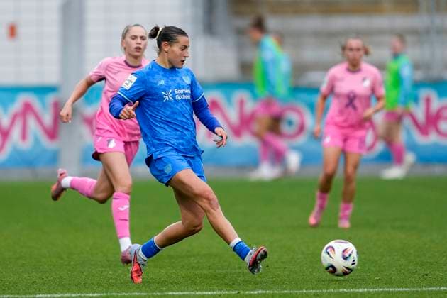 v.li.: Jill Janssens (TSG, 9), Carlotta Wamser (B04, 37) am Ball, Aktion, Action, Spielszene, 12.10.2025, Sinsheim (Hoffenheim) (Deutschland), Fussball, Google Pixel Frauen-Bundesliga, TSG 1899 Hoffenheim - Bayer 04 Leverkusen, DFB DFL REGULATIONS PROHIBIT ANY USE OF PHOTOGRAPHS AS IMAGE SEQUENCES AND OR QUASI-VIDEO.