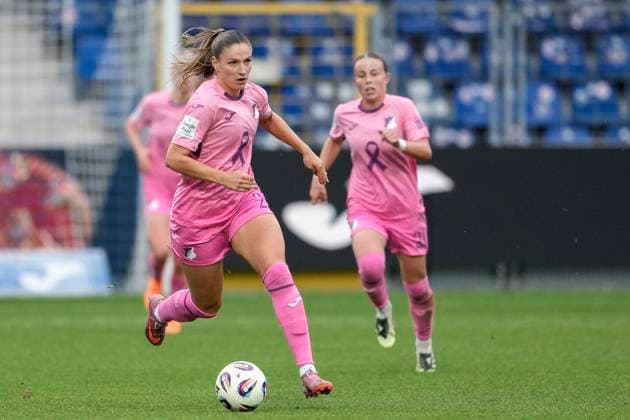 Melissa Kössler (TSG, 25), am Ball, Aktion, Action, Spielszene, 12.10.2025, Sinsheim (Hoffenheim) (Deutschland), Fussball, Google Pixel Frauen-Bundesliga, TSG 1899 Hoffenheim - Bayer 04 Leverkusen, DFB DFL REGULATIONS PROHIBIT ANY USE OF PHOTOGRAPHS AS IMAGE SEQUENCES AND OR QUASI-VIDEO.