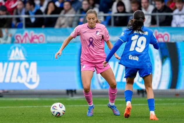 v.li.: Lisann Kaut (TSG, 4), Loreen Bender (B04, 19), Zweikampf, Spielszene, Duell, duel, tackle, tackling, Dynamik, Action, Aktion, im pinken Sondertrikot zum Pink October im Brustkrebsmonat Oktober (Breast Cancer Awareness Month), um Vorbeugung, Erforschung und Behandlung von Brustkrebs in das öffentliche Bewusstsein zu rücken, Rosa Schleife, 12.10.2025, Sinsheim (Hoffenheim) (Deutschland), Fussball, Google Pixel Frauen-Bundesliga, TSG 1899 Hoffenheim - Bayer 04 Leverkusen, DFB DFL REGULATIONS PROHIBIT ANY USE OF PHOTOGRAPHS AS IMAGE SEQUENCES AND OR QUASI-VIDEO.
