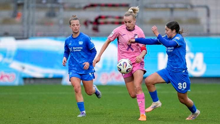 v.li.: Kristin Kögel (B04, 11), Vanessa Diehm (TSG, 6), Ida Daedelow (B04, 30), Zweikampf, Spielszene, Duell, duel, tackle, tackling, Dynamik, Action, Aktion, 12.10.2025, Sinsheim (Hoffenheim) (Deutschland), Fussball, Google Pixel Frauen-Bundesliga, TSG 1899 Hoffenheim - Bayer 04 Leverkusen, DFB DFL REGULATIONS PROHIBIT ANY USE OF PHOTOGRAPHS AS IMAGE SEQUENCES AND OR QUASI-VIDEO.