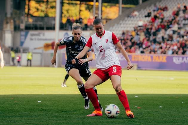12.10.25, Frauen, Fussball, Google Pixel Frauen Bundesliga, Saison 2025 2026, SC Freiburg - Eintracht Frankfurt, 6. Spieltag Julia Stierli ( 5 - SC Freiburg) im Zweikampf mit Laura Freigang ( 10 - Eintracht Frankfurt) Freiburg Dreisamstadion BW Deutschland