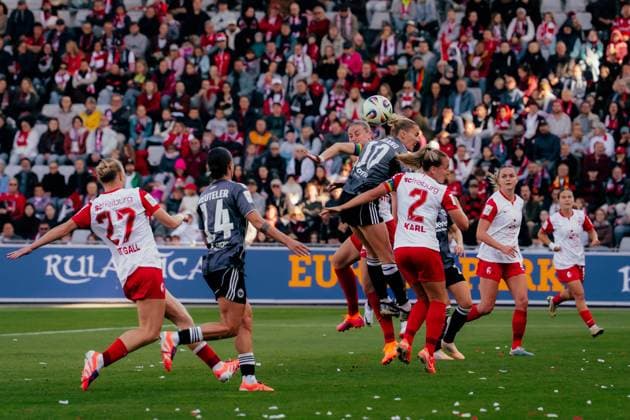 12.10.25, Frauen, Fussball, Google Pixel Frauen Bundesliga, Saison 2025 2026, SC Freiburg - Eintracht Frankfurt, 6. Spieltag Laura Freigang ( 10 - Eintracht Frankfurt) Kopfball im Strafraum Freiburg Dreisamstadion BW Deutschland