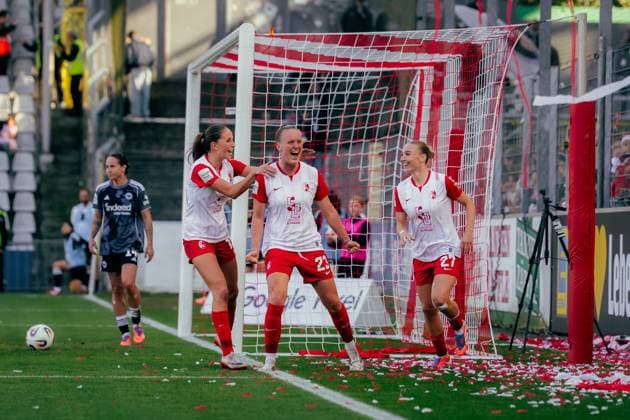12.10.25, Frauen, Fussball, Google Pixel Frauen Bundesliga, Saison 2025 2026, SC Freiburg - Eintracht Frankfurt, 6. Spieltag Luca-Emily Birkholz ( 23 - SC Freiburg) Jubel über Tor zum 1:1 Freiburg Dreisamstadion BW Deutschland *** 12 10 25, Women, Soccer, Google Pixel Womens Bundesliga, Season 2025 2026, SC Freiburg Eintracht Frankfurt, Matchday 6 Luca Emily Birkholz 23 SC Freiburg Cheering over goal for 1 1 Freiburg Dreisamstadion BW Germany
