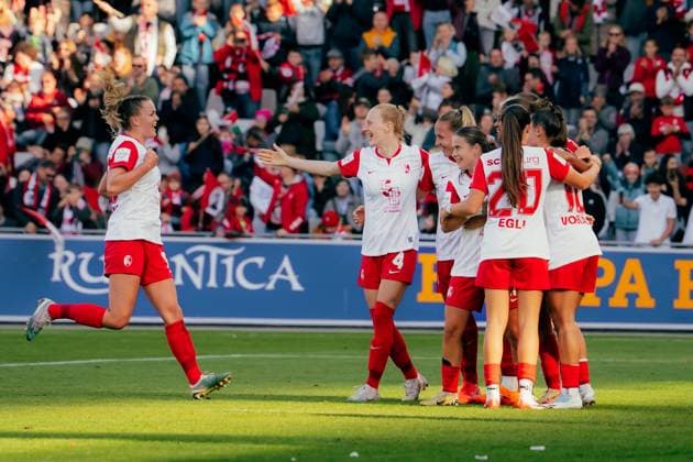 12.10.25, Frauen, Fussball, Google Pixel Frauen Bundesliga, Saison 2025 2026, SC Freiburg - Eintracht Frankfurt, 6. Spieltag Selina Vobian ( 10 - SC Freiburg) Jubel über Elfmeter Tor zum 3:2 Freiburg Dreisamstadion BW Deutschland