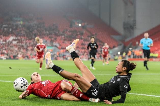 Gemma Evans (3 Liverpool) slides in on Iman Beney (24 Manchester City) during the Barclays Womens Super League fixture between Liverpool and Manchester City at Anfield in Liverpool, England Copyright: xNataliexMincher SPPx Sportspressphoto_SPR42004