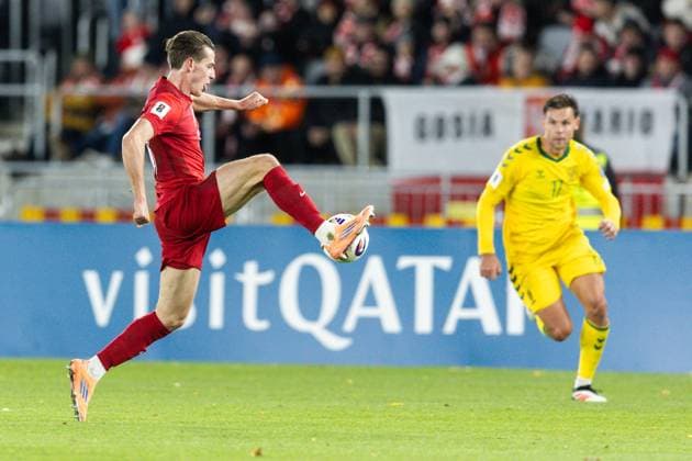 12th October 2025; Dariaus ir Gir& x117;no stadionas, Kaunas, Lithuania; FIFA World Cup, WM, Weltmeisterschaft, Fussball Qualifying Group G International Football, Lithuania versus Poland; Jakub Kaminski (POL) brings the ball down in front of Pijus Sirvys (LTU)  FotoxOlimpik