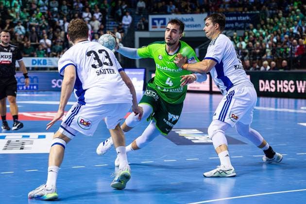 12.10.2025, xovx, Handball Daikin Handball Bundesliga, HSG Wetzlar - HSV Hamburg v.l. Moritz Sauter (HSV Hamburg), Filip Vistorop (HSG Wetzlar), Andreas Magaard (HSV Hamburg) Wetzlar Buderus-Arena Hessen Deutschland (DE)