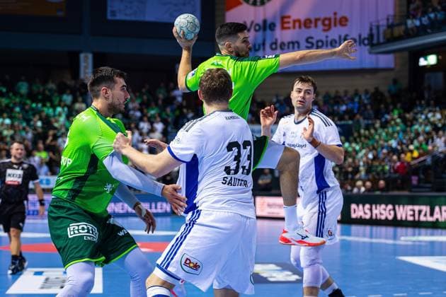 12.10.2025, xovx, Handball Daikin Handball Bundesliga, HSG Wetzlar - HSV Hamburg v.l. Filip Vistorop (HSG Wetzlar), Moritz Sauter (HSV Hamburg), Stefan Cavor (HSG Wetzlar), Andreas Magaard (HSV Hamburg) Wetzlar Buderus-Arena Hessen Deutschland (DE)