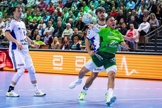 12.10.2025, xovx, Handball Daikin Handball Bundesliga, HSG Wetzlar - HSV Hamburg v.l. Andreas Magaard (HSV Hamburg), Jacob Arenth Lassen (HSV Hamburg), Ahmet Nafea (HSG Wetzlar) Wetzlar Buderus-Arena Hessen Deutschland (DE)