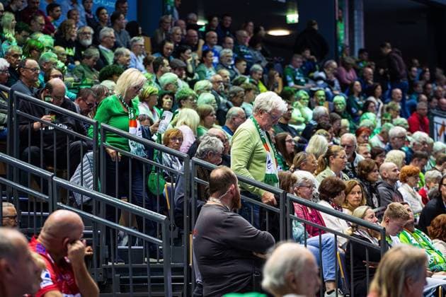 12.10.2025, xovx, Handball Daikin Handball Bundesliga, HSG Wetzlar - HSV Hamburg Enttäuschte Zuschauer verlassen bereits weit vor Spielende die Buderus-Arena in Wetzlar. Wetzlar Buderus-Arena Hessen Deutschland (DE)