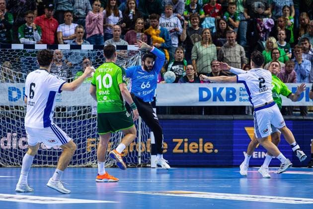 12.10.2025, xovx, Handball Daikin Handball Bundesliga, HSG Wetzlar - HSV Hamburg v.l. Elias Kofler (HSV Hamburg), Josip Simic (HSG Wetzlar), Karim Hendawy (HSG Wetzlar), Toma Gadza (HSV Hamburg), Ahmet Nafea (HSG Wetzlar) Wetzlar Buderus-Arena Hessen Deutschland (DE)