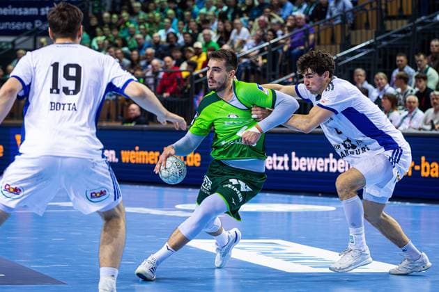 12.10.2025, xovx, Handball Daikin Handball Bundesliga, HSG Wetzlar - HSV Hamburg v.l. Maximilian Botta (HSV Hamburg), Filip Vistorop (HSG Wetzlar), Elias Kofler (HSV Hamburg) Wetzlar Buderus-Arena Hessen Deutschland (DE)