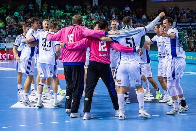12.10.2025, xovx, Handball Daikin Handball Bundesliga, HSG Wetzlar - HSV Hamburg Die Spieler des HSV Hamburg bejubeln den 35:25 Auswärtssieg bei der HSG Wetzlar Wetzlar Buderus-Arena Hessen Deutschland (DE)