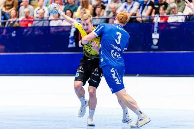 v.l. Torben Matzken (TVB Stuttgart, 22), Nicolai Theilinger (TBV Lemgo Lippe, 03) im Zweikampf GER, TBV Lemgo Lippe vs. TVB Stuttgart, Handball, 1. Bundesliga, 8. Spieltag, Spielzeit 2025 2026, 12.10.2025 GER, TBV Lemgo Lippe vs. TVB Stuttgart, Handball, 1. Bundesliga, 8. Spieltag, Spielzeit 2025 2026, 12.10.2025 Lemgo Copyright: xEibner-Pressefoto JanxRollingerx EP_JSK
