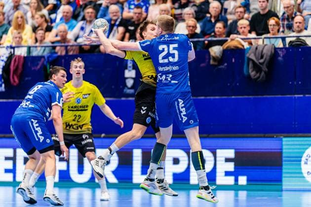 v.l. Max Haefner (TVB Stuttgart, 03), Niels Gerardus Versteijnen (TBV Lemgo Lippe, 25) im Zweikampf GER, TBV Lemgo Lippe vs. TVB Stuttgart, Handball, 1. Bundesliga, 8. Spieltag, Spielzeit 2025 2026, 12.10.2025 GER, TBV Lemgo Lippe vs. TVB Stuttgart, Handball, 1. Bundesliga, 8. Spieltag, Spielzeit 2025 2026, 12.10.2025 Lemgo Copyright: xEibner-Pressefoto JanxRollingerx EP_JSK