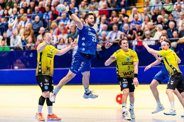 v.l. Gianfranco Pribetic (TVB Stuttgart, 09), Tim Suton (TBV Lemgo Lippe, 23), Max Haefner (TVB Stuttgart, 03) GER, TBV Lemgo Lippe vs. TVB Stuttgart, Handball, 1. Bundesliga, 8. Spieltag, Spielzeit 2025 2026, 12.10.2025 GER, TBV Lemgo Lippe vs. TVB Stuttgart, Handball, 1. Bundesliga, 8. Spieltag, Spielzeit 2025 2026, 12.10.2025 Lemgo Copyright: xEibner-Pressefoto JanxRollingerx EP_JSK