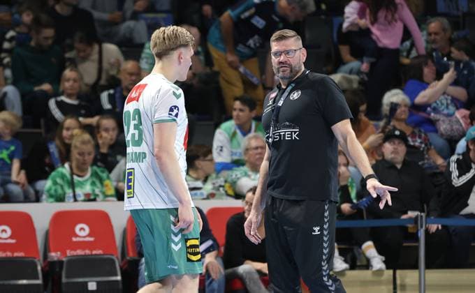 Trainer Aaron Ziercke redet mit Niclas Benedict Heitkamp Aktion Oberkörper Handball HBL Bundesliga Herren 8. Spieltag Saison 2025 2026 12.10.2025 Füchse Berlin vs TSV GWD Minden