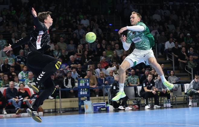 Mathias Gidsel erzielt ein Tor gegen Torwart Malte Semisch Zweikampf Spielszene Aktion Handball HBL Bundesliga Herren 8. Spieltag Saison 2025 2026 12.10.2025 Füchse Berlin vs TSV GWD Minden