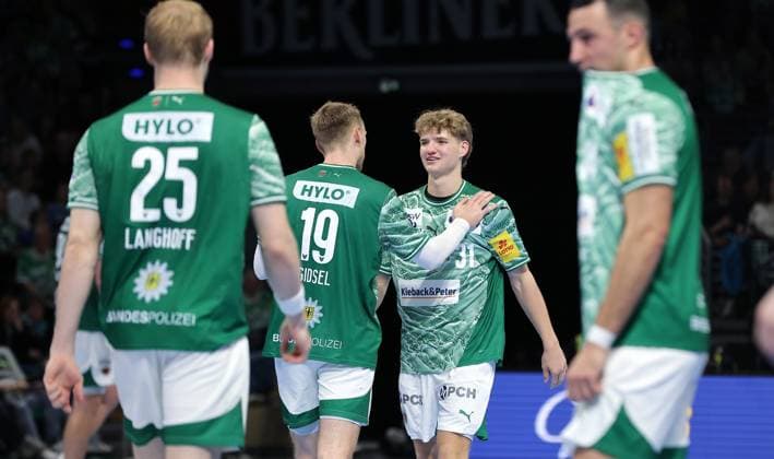 Mathias Gidsel klatscht ab mit Jonas Kofler Aktion Oberkörper Handball HBL Bundesliga Herren 8. Spieltag Saison 2025 2026 12.10.2025 Füchse Berlin vs TSV GWD Minden