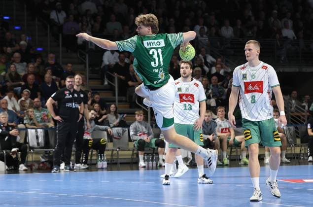 Jonas Kofler erzielt sein erstes Bundesligator Tor gegen Torwart Malte Semisch Zweikampf Spielszene Aktion Handball HBL Bundesliga Herren 8. Spieltag Saison 2025 2026 12.10.2025 Füchse Berlin vs TSV GWD Minden