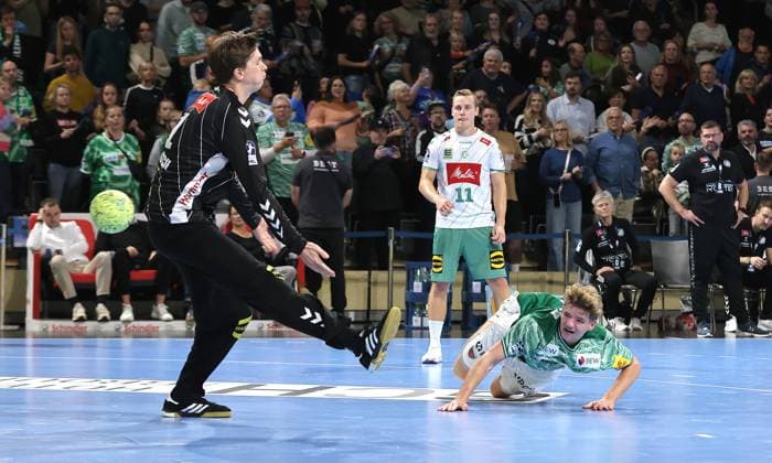 Felix Bernkop Schnürch erzielt ein Tor gegen Torwart Malte Semisch Zweikampf Spielszene Aktion Handball HBL Bundesliga Herren 8. Spieltag Saison 2025 2026 12.10.2025 Füchse Berlin vs TSV GWD Minden
