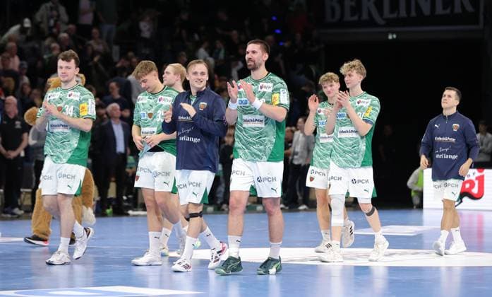Hakun West av Teigum, Max Günther, Tobias Schjoelberg Groendahl, Fabian Wiede, Jonas Kofler, Felix Bernkop Schnürch, Tim Freihöfer, Füchse Mannschaft jubelt nach Spielende Freude Emotion Jubel Handball HBL Bundesliga Herren 8. Spieltag Saison 2025 2026 12.10.2025 Füchse Berlin vs TSV GWD Minden