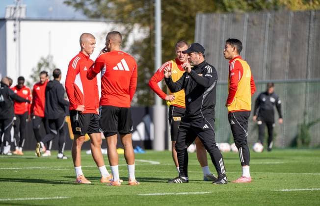 Fußball, Herren, Saison 2025 2026, 1. Bundesliga, 1. FC Union Berlin, Training, v. l. Dmytro Bogdanov (1. FC Union Berlin), Marin Ljubicic (1. FC Union Berlin), Tim Skarke (1. FC Union Berlin), Trainer Steffen Baumgart (1. FC Union Berlin), Woo-Yeong Jeong (Wooyeong, 1. FC Union Berlin), 13.10. 2025, Copyright: xMatthiasxKochx