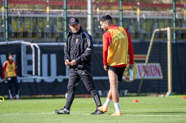 Fußball, Herren, Saison 2025 2026, 1. Bundesliga, 1. FC Union Berlin, Training, v. l. Trainer Steffen Baumgart (1. FC Union Berlin), Livan Burcu (1. FC Union Berlin), 13.10. 2025, Copyright: xMatthiasxKochx
