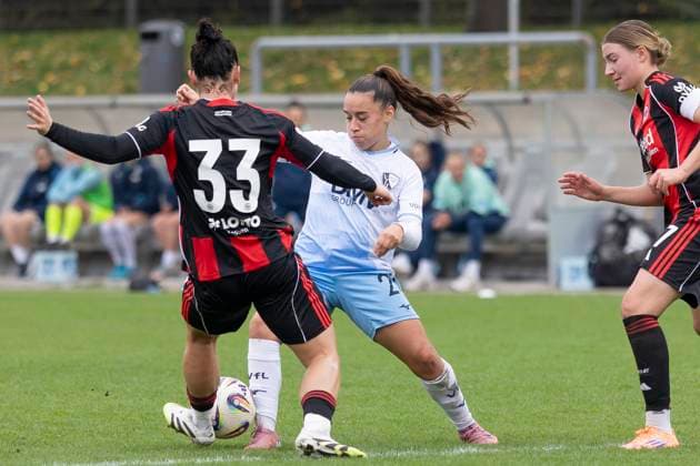 2. Frauen Bundesliga: Eintracht Frankfurt II - VfL Bochum, 12.10.2025 Anna Marques (VFL Bochum 21) & Eleni Markou (Eintracht Frankfurt II 33) im Zweikampf um den Ball, Eintracht Frankfurt II - VfL Bochum, Frankfurt, Stadion am Brentanobad, 12.10.2025 Copyright: xBEAUTIFULxSPORTS Gawlikx