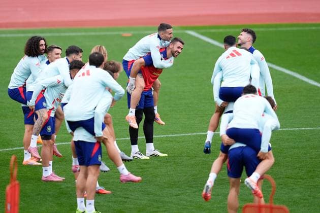 October 13, 2025, Las Rozas, Madrid, Spain: Aleix Garcia and Unai Simon during the Spain training session ahead of the World Cup 2026 qualifying match against Bulgaria at Ciudad del Futbol on October 13, 2025, in Las Rozas, Madrid, Spain. Las Rozas Spain - ZUMAa181 20251013_zaa_a181_019 Copyright: xDennisxAgyemanx