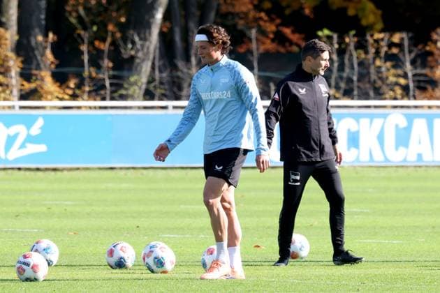DEU, DFL, 2. FBL Hertha BSC, Training, 13.10.2025, Sportforum, Berlin, DEU, DFL, 2. FBL Hertha BSC, Training, im Bild Cheftrainer Stefan Leitl (Hertha BSC Berlin), Fabian Reese (Hertha BSC Berlin 11) DFL - regulations prohibit any use of Photographs as image sequences and or quasi-video