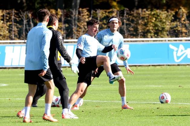 DEU, DFL, 2. FBL Hertha BSC, Training, 13.10.2025, Sportforum, Berlin, DEU, DFL, 2. FBL Hertha BSC, Training, im Bild Diego Demme (Hertha BSC Berlin 6), Fabian Reese (Hertha BSC Berlin 11) DFL - regulations prohibit any use of Photographs as image sequences and or quasi-video